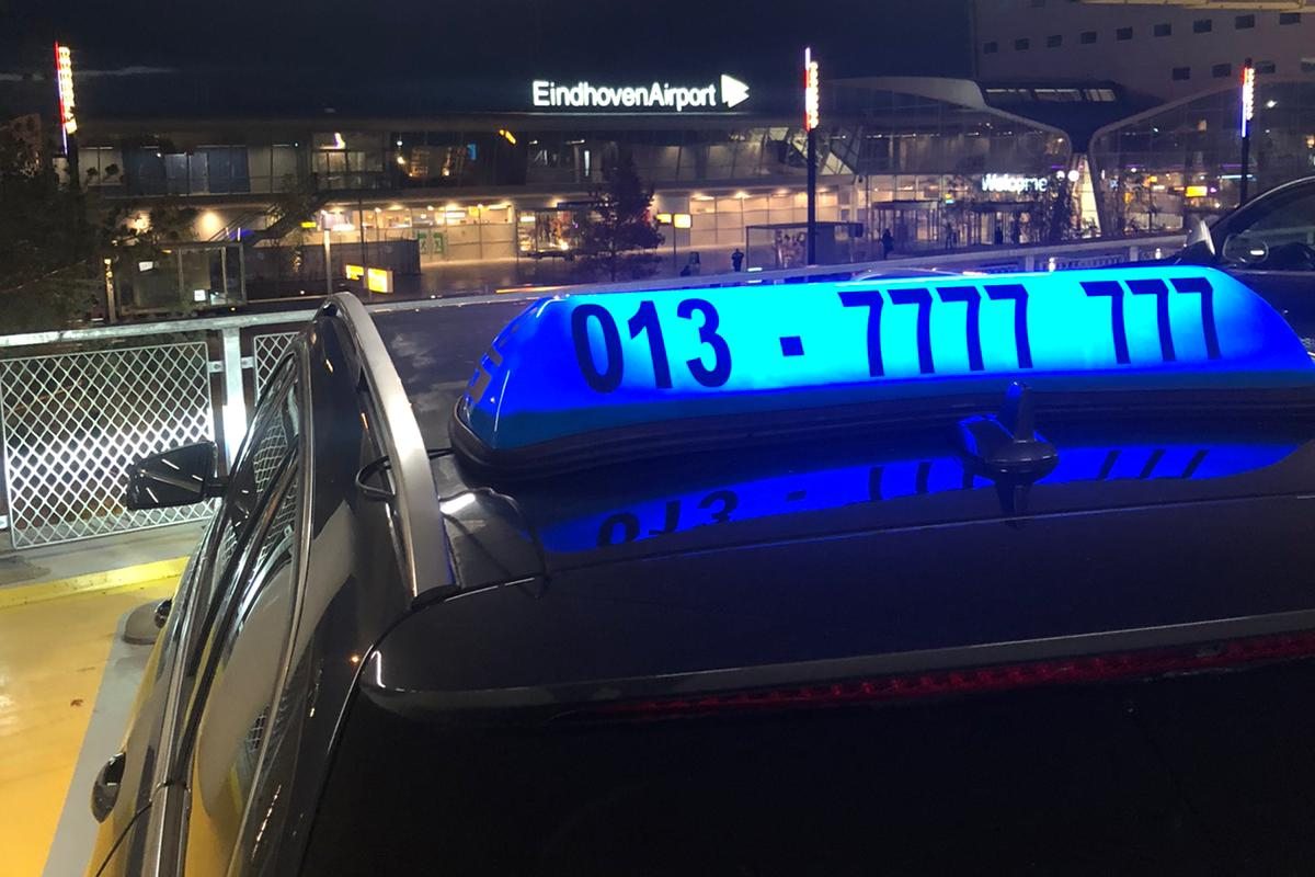 Mercedes V-Klasse van TAXI TILBURG voor luchthavenvervoer naar Eindhoven