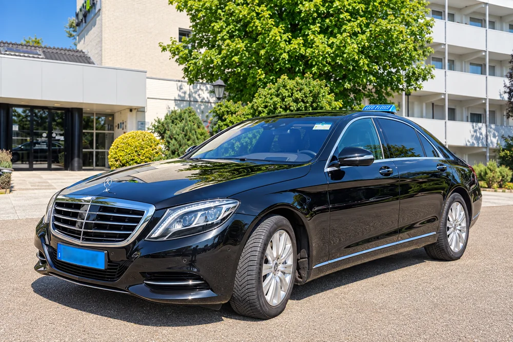 Mercedes S-Klasse van TAXI TILBURG voor vervoer naar Rotterdam The Hague Airport