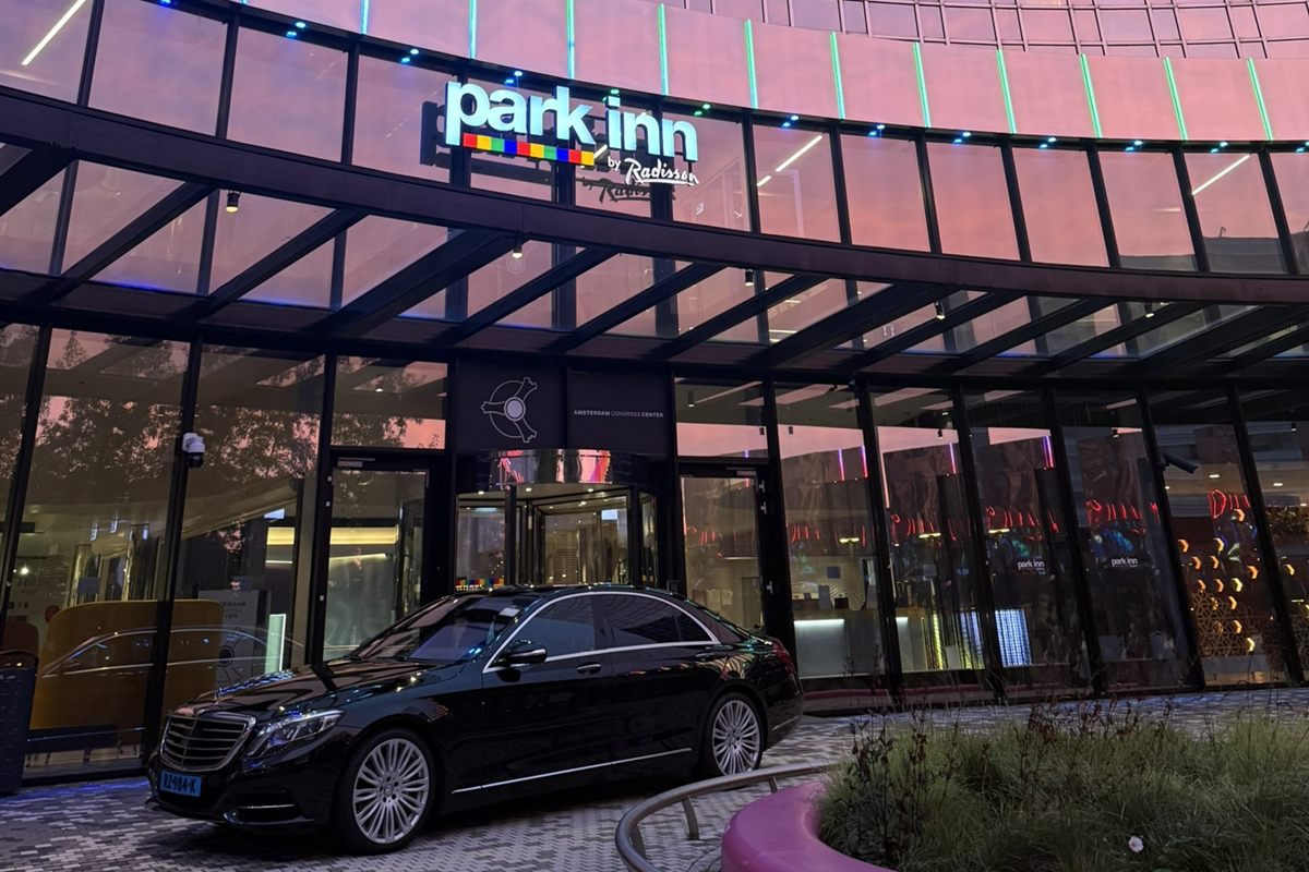 Mercedes S-Klasse van TAXI TILBURG bij Park Inn by Radisson in Amsterdam