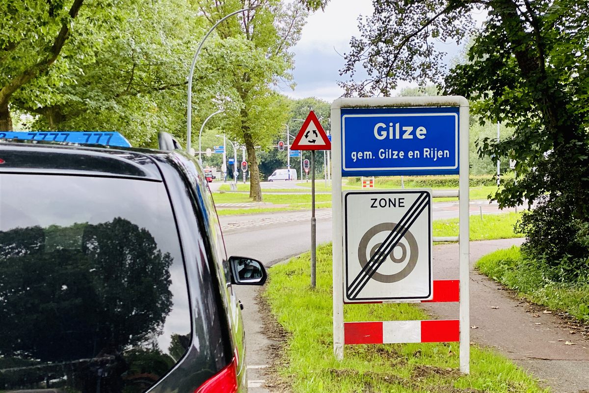 Mercedes V-Klasse van TAXI TILBURG bij het plaatsnaambord van Gilze