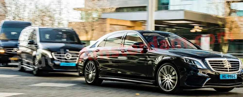 Chauffeur en passagier van Taxi Tilburg bij personenvervoer