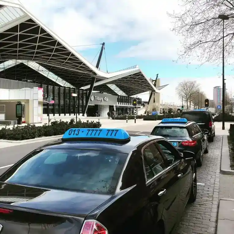 Taxi's van Taxi Tilburg bij station Tilburg